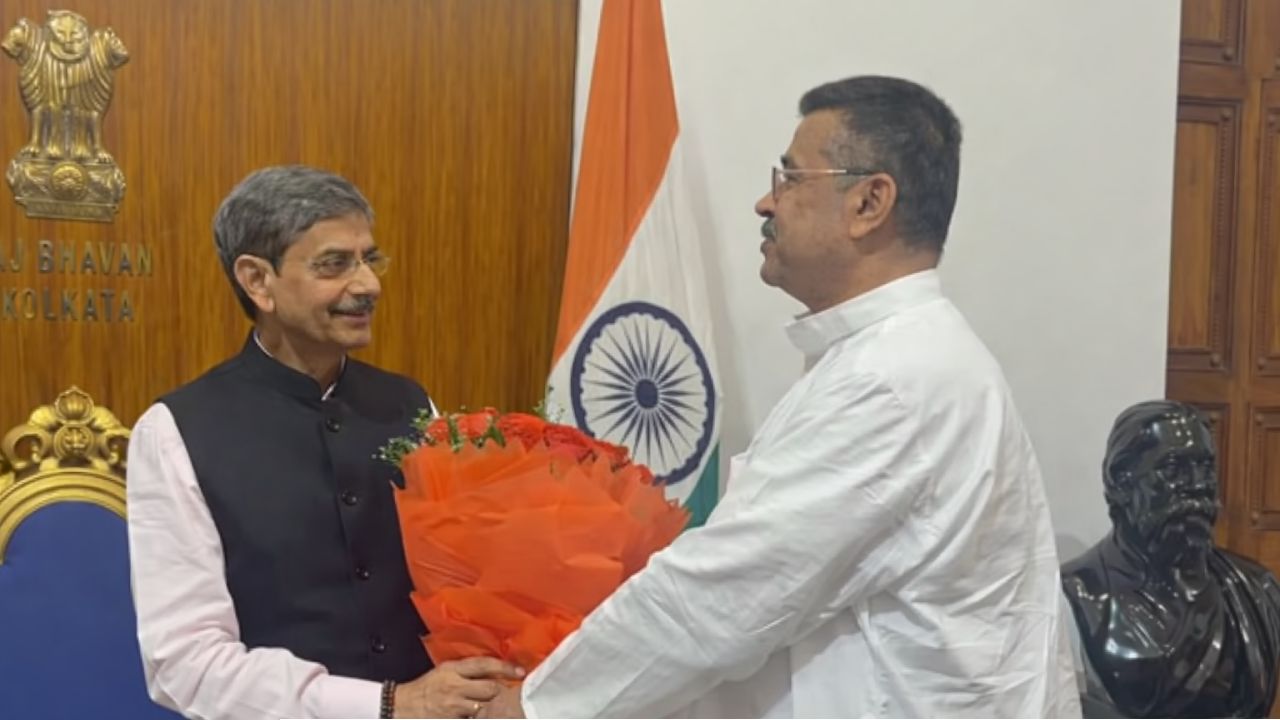 গেরুয়া গোলাপ ও গীতা হাতে নতুন রাজ্যপালের দ্বারে শুভেন্দু, নালিশ জানালেন ‘রাষ্ট্রপতি অবমাননা’ নিয়ে