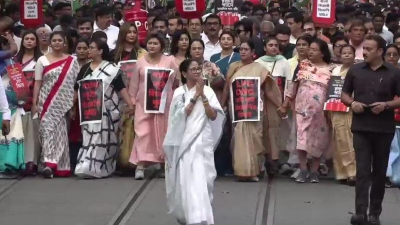 ভোট ঘোষণা হতেই ফের রাজপথে মমতা, গ্যাসের দামবৃদ্ধির প্রতিবাদে কলকাতায় মিছিল