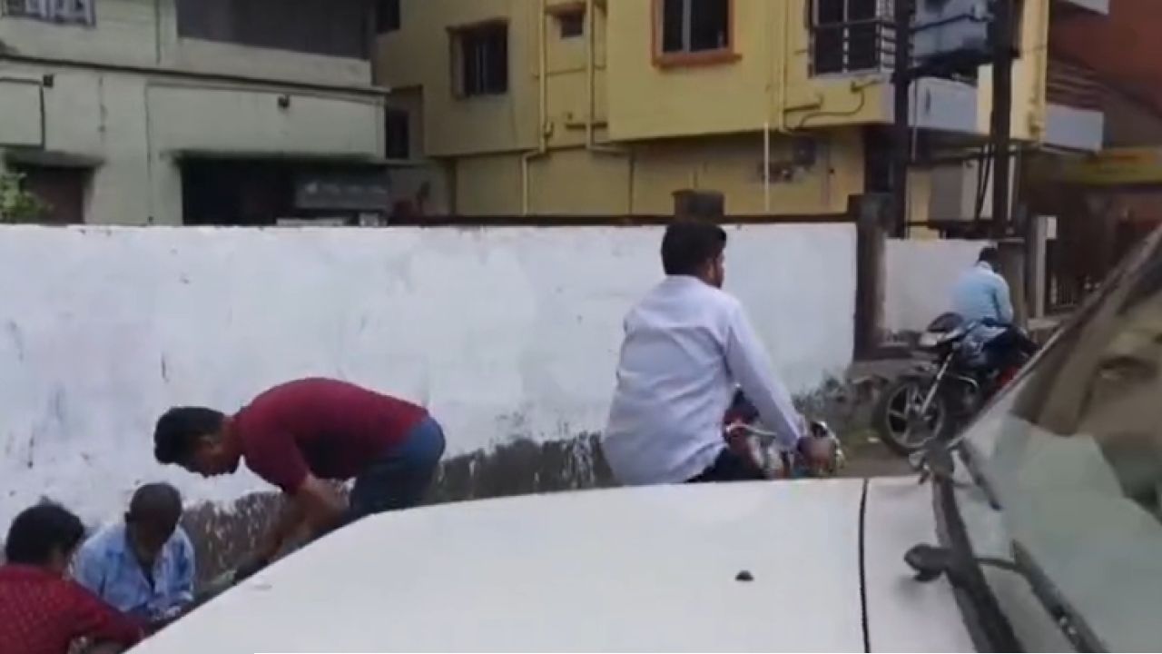 সাপ্লিমেন্টারি তালিকা প্রকাশের আগেই রণক্ষেত্র দুর্গাপুর! দেওয়াল লিখন মোছায় আক্রান্ত নির্বাচন কমিশনের কর্মীরা