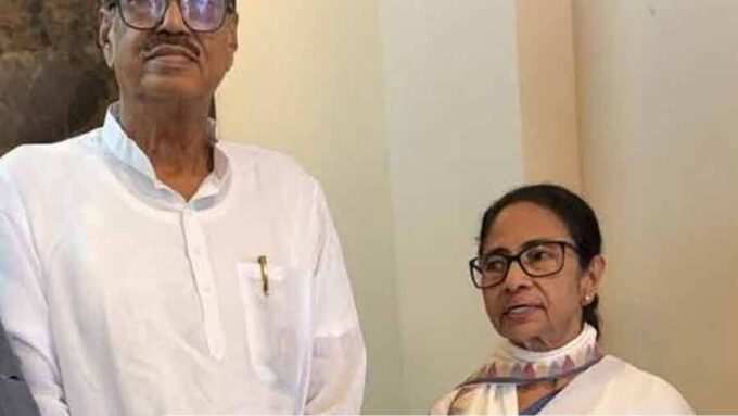 টিকিট না-পাওয়ার ‘যন্ত্রণা’ ভুলে মমতার গাড়িতেই রবীন্দ্রনাথ! কোচবিহারে অভিমানী নেতার প্রত্যাবর্তন?