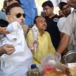 এবার বেলঘরিয়া স্টেশনে ঝালমুড়ি বেচলেন মদন! মোদীর ঝালমুড়ি খাওয়াকে কটাক্ষ কামারহাটির ‘কালারফুল-ঘাসফুল’ নেতার