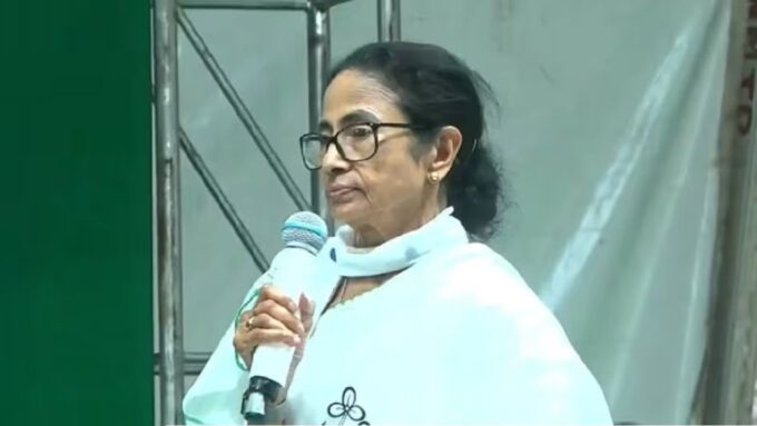 "রানওয়েতে আধঘণ্টা আটকে রাখা হল আমাকে!" খড়দহ থেকে মোদী সরকারকে চরম হুঁশিয়ারি মমতার