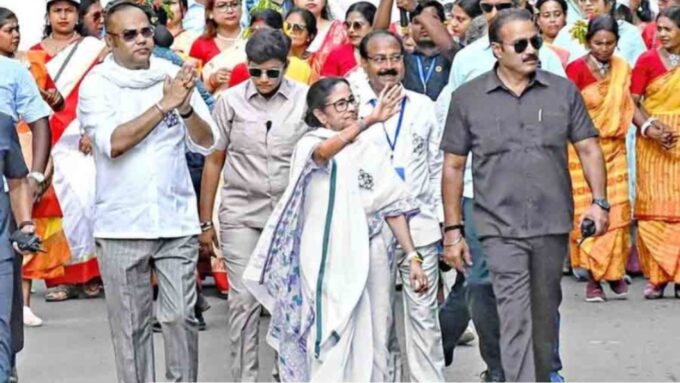 কলকাতার রাজপথে মেগা-শো! ভোট-প্রচারের শেষবেলায় যাদবপুর টু ভবানীপুর মহামিছিল মমতার