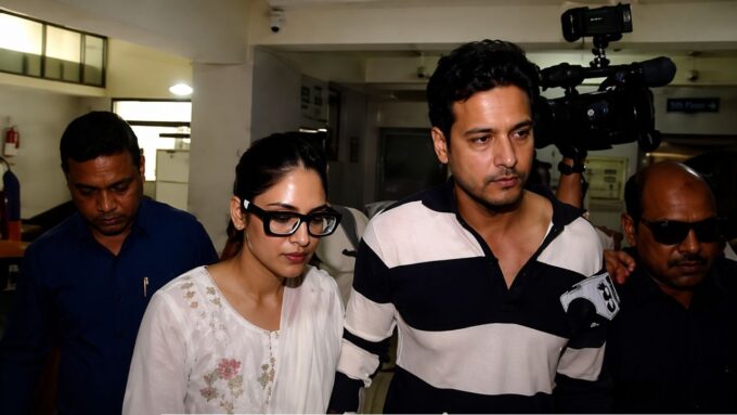 ৮ ঘণ্টার ম্যারাথন জেরা! যশের হাত ধরে ইডি দফতর থেকে বেরিয়েই বিস্ফোরক নুসরত!