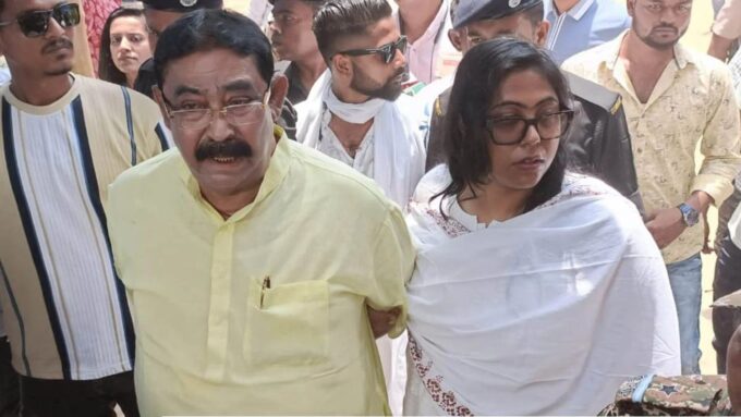 বীরভূমে উধাও ‘গুড়-বাতাসা’, ভোট দিয়ে তৃণমূলের ‘ম্যাজিক ফিগার’ জানিয়ে দিলেন শান্ত অনুব্রত!