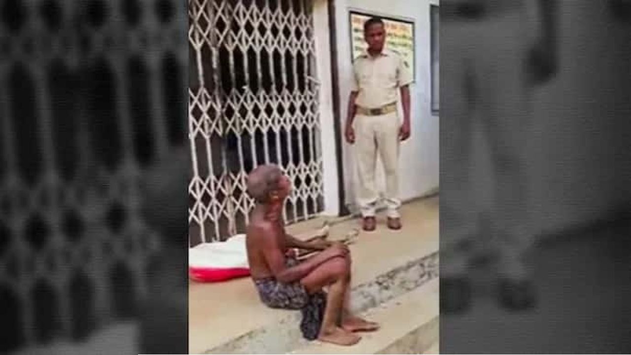 ‘দিদি মরেছে প্রমাণ কর...’, টাকা তুলতে কবর খুঁড়ে কঙ্কাল নিয়ে ব্যাঙ্কে হাজির ভাই!
