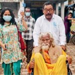 এক ‘পদ্মশ্রী’র টানে জেদ ভাঙলেন অন্য পদ্মশ্রী! অসুস্থ সারিন্দাশিল্পীকে হাসপাতালে ভর্তি করলেন ‘বাইক অ্যাম্বুল্যান্স দাদা’