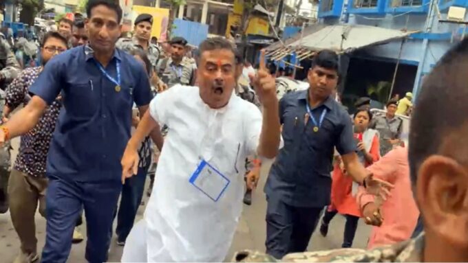 কালীঘাটে শুভেন্দুকে ঘিরে ‘চোর’ স্লোগান, মেজাজ হারিয়ে বিক্ষোভকারীদের দিকে ছুটলেন বিরোধী দলনেতা!