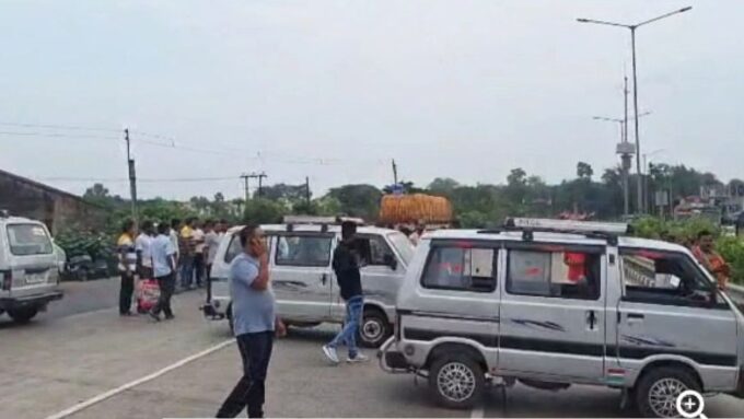 পোস্টালে আগেই পড়ে গিয়েছে ভোট! ভোটদানের দাবিতে কৃষ্ণনগরে চালকদের ‘আত্মহত্যা’র হুমকি ও পথঅবরোধ