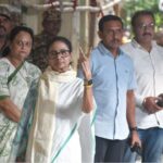 ‘তৃণমূলই জিতছে, বিজেপি হারছে’! মিত্র ইনস্টিটিউশনে ভোট দিয়ে দুই-তৃতীয়াংশ সংখ্যাগরিষ্ঠতা পাওয়ার দাবি মমতার