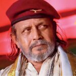 আমজনতার সঙ্গে লাইনে দাঁড়িয়ে ভোট দিলেন ‘মহাগুরু’, ভবানীপুরে নজর কাড়লেন মিঠুন!