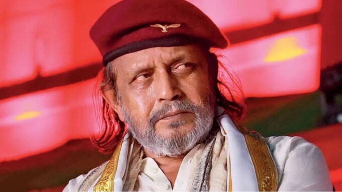 আমজনতার সঙ্গে লাইনে দাঁড়িয়ে ভোট দিলেন ‘মহাগুরু’, ভবানীপুরে নজর কাড়লেন মিঠুন!