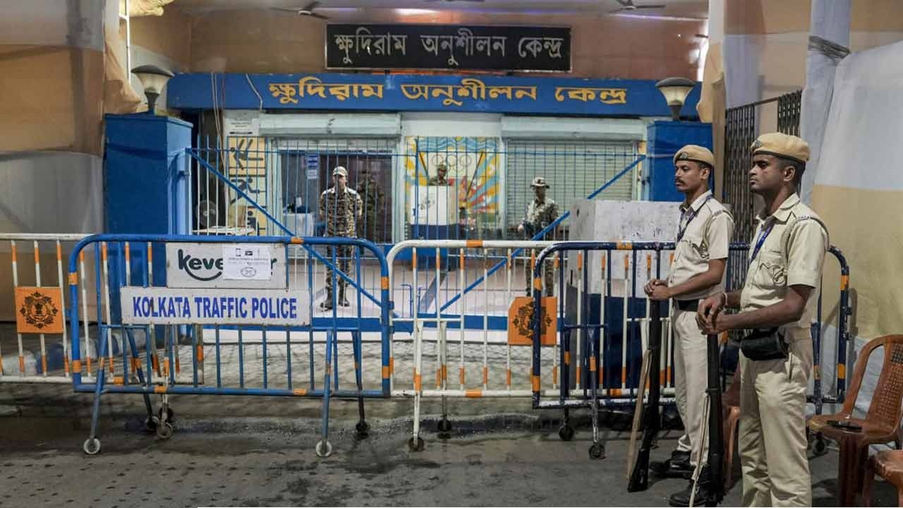 গণনাকেন্দ্রে জালিয়াতদের রুখতে ‘ব্রহ্মাস্ত্র’ কমিশনের, কিউআর কোড ছাড়া প্রবেশ নিষিদ্ধ!