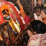পদ্ম-শিবিরের জয়ের পরেই সস্ত্রীক কালীঘাটে রাজ্যপাল! লক্ষ্য কি ‘গৌরব পুনরুদ্ধার’? জনমঙ্গলে প্রার্থনা আর এন রবির