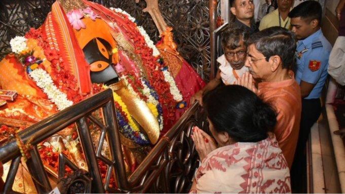 পদ্ম-শিবিরের জয়ের পরেই সস্ত্রীক কালীঘাটে রাজ্যপাল! লক্ষ্য কি ‘গৌরব পুনরুদ্ধার’? জনমঙ্গলে প্রার্থনা আর এন রবির