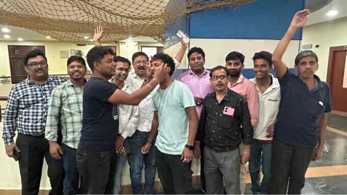 নবান্নে ‘জয় শ্রীরাম’ ধ্বনি, গেরুয়া আবিরে রাঙা সচিবালয়! এত দিন কীসের ভয়ে কাঁপতেন সরকারি কর্মীরা?