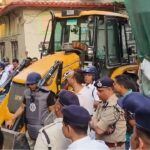 তিলজলায় ‘বুলডোজ়ার’ অ্যাকশন! কেন্দ্রীয় বাহিনী দিয়ে ঘিরে ভাঙা হচ্ছে অবৈধ কারখানা