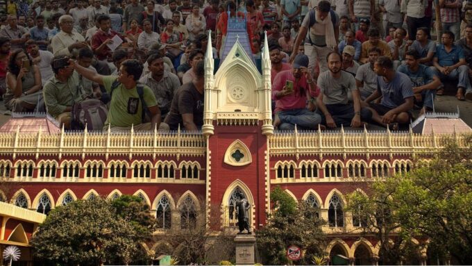 ‘শিশুদের ভবিষ্যৎ যাঁদের হাতে, তাঁরা যোগ্য তো?’ ৩২ হাজার শিক্ষকের চাকরি বাতিলের মামলা গ্রহণ করে কড়া পর্যবেক্ষণ সুপ্রিম কোর্টের!