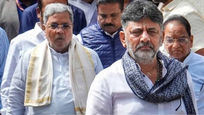 দিল্লিতে হাইভোল্টেজ তলব! কুর্সি হারাচ্ছেন সিদ্দারামাইয়া? কর্নাটকজুড়ে পড়ল ‘হবু মুখ্যমন্ত্রী ডিকে’র পোস্টার