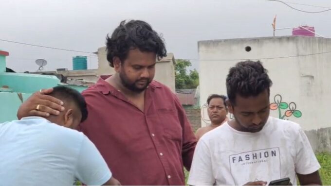 চোখে জল, গলা বুজে আসছে! সাতসকালে বাড়ি বাড়ি গিয়ে ‘দল ছাড়ার’ ঘোষণা তৃণমূল কাউন্সিলরের, তোলপাড় অনুব্রতর জেলা!