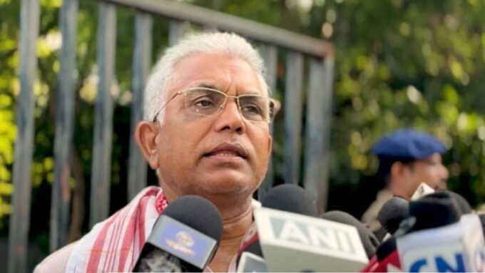 মন্ত্রী হতেই দিলীপ ঘোষের ফোনে লন্ডন-সিঙ্গাপুরের কল! বাংলায় কোন ‘বিশাল ধামাকা’র ইঙ্গিত দিলেন বিজেপি নেতা?