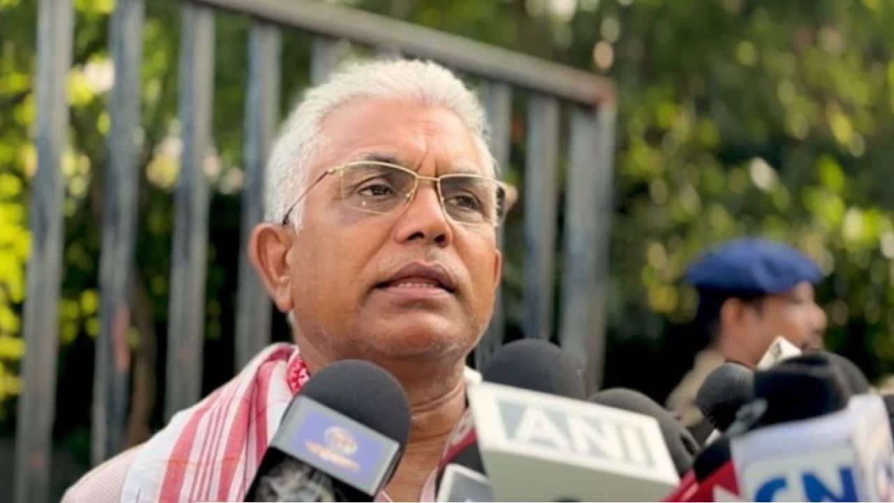 মন্ত্রী হতেই দিলীপ ঘোষের ফোনে লন্ডন-সিঙ্গাপুরের কল! বাংলায় কোন ‘বিশাল ধামাকা’র ইঙ্গিত দিলেন বিজেপি নেতা?