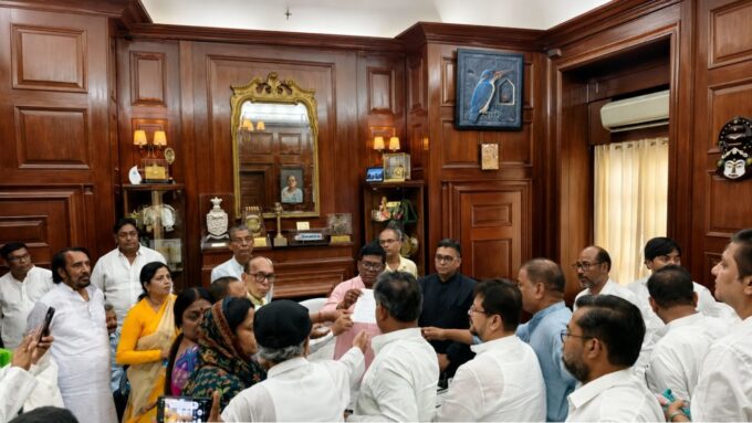 এক্কেবারে ছারখার তৃণমূল, গঠিত হলো ‘নব তৃণমূল ব্লক’! সংখ্যার বিচারে ব্রাত্য মমতা-অভিষেক, কে পেলেন কোন পদ?