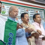 উত্তরের রাজনীতিতে মহাধাক্কা! দলবল নিয়ে ‘হাতে’ মেখলিগঞ্জের চেয়ারম্যান, পুরসভা খোয়াল তৃণমূল