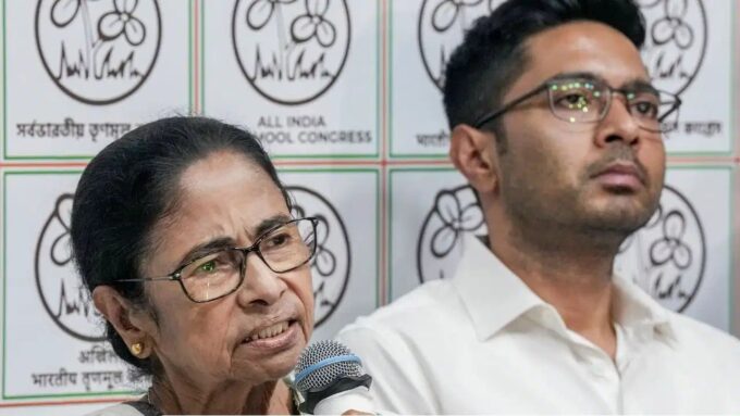 তৃণমূলে ডানা ছাঁটা হল অভিষেকের! নেপথ্যে কি তবে গ্রেফতারির আশঙ্কা, নাকি মমতার ‘মাস্টারস্ট্রোক’?