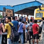 মহিলা কামরা নিয়ে তুমুল অসন্তোষ! শিয়ালদহ দক্ষিণ শাখায় সকাল সকাল তুলকালাম, ১ ঘণ্টা ট্রেন লাইনে বসে বিক্ষোভ