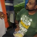 ডিম ছোড়া নয়, ‘দুর্নীতিগ্রস্ত’ তৃণমূল নেতাকে পাতে গরম গরম অমলেট! দুর্গাপুরে বিজেপির অভিনব ‘গান্ধীগিরি’!