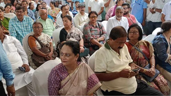 পুরসভার মঞ্চে মুখ্যমন্ত্রী, সামনের সারিতে মমতার ভ্রাতৃবধূ কাজরী! শুরু রাজনৈতিক চর্চা