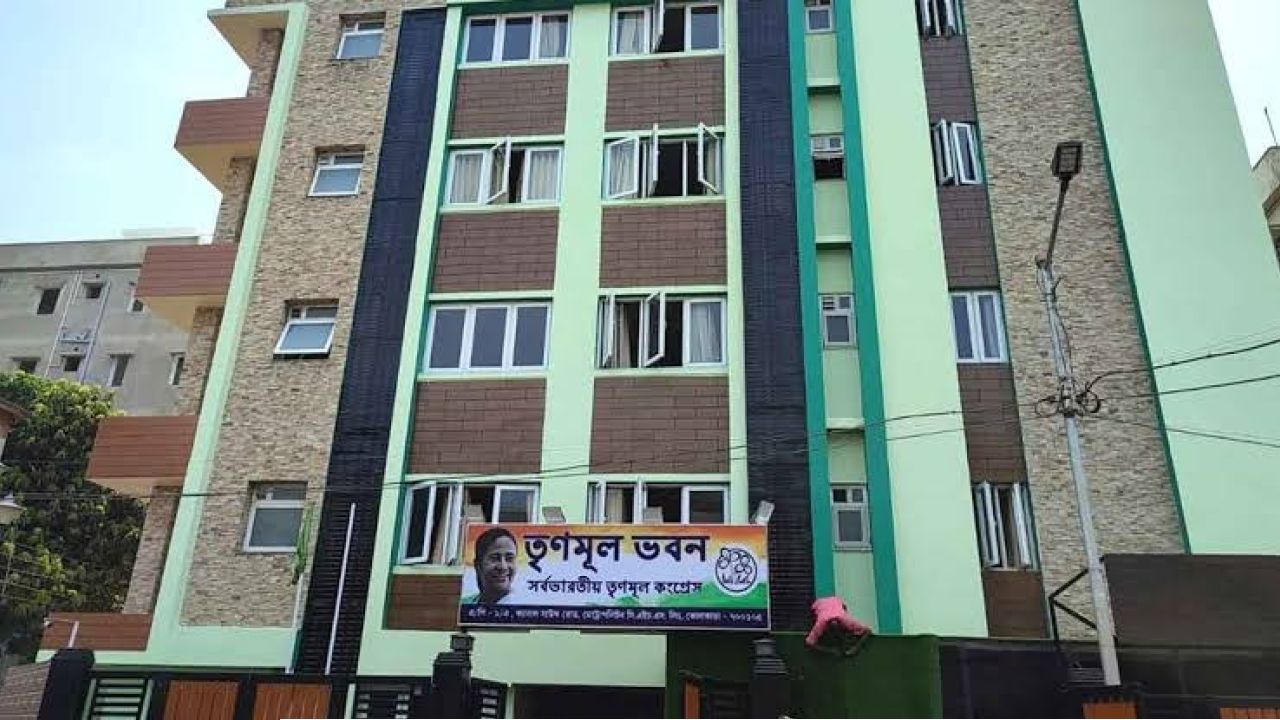 মেট্রোপলিটন বাইপাসে ব্যানার-পোস্টার সরানোর কাজ শুরু, নজরে ‘তৃণমূল ভবন’