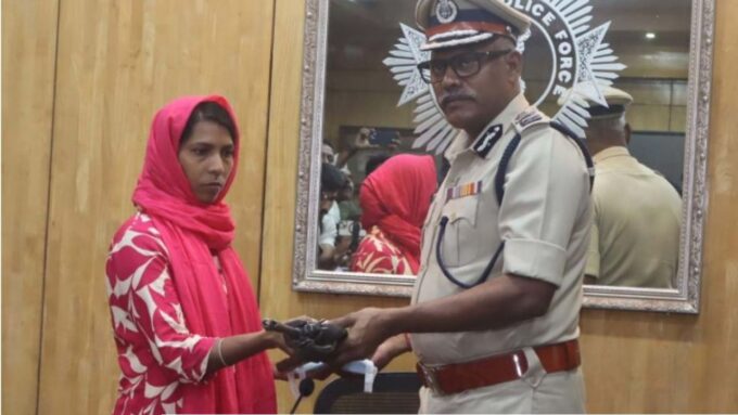 মাথার দাম ১০ লাখ! ৪৬ রাউন্ড গুলি ও বন্দুক হাতে খোদ লালবাজারে এসে এ কী করলেন কুখ্যাত মাও নেত্রী পুষ্পা?