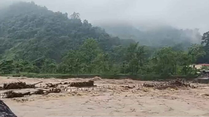 মেঘভাঙা বৃষ্টিতে কাঁপছে পাহাড়! বিচ্ছিন্ন দার্জিলিং-শিলিগুড়ি সংযোগ, বন্ধ ট্রাফিক
