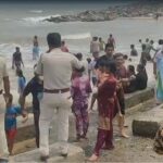 বন্ধুদের সঙ্গে সমুদ্রে স্নান করতে নেমেই বিপত্তি, স্পিডবোট বাজেয়াপ্ত করে তদন্তে পুলিশ