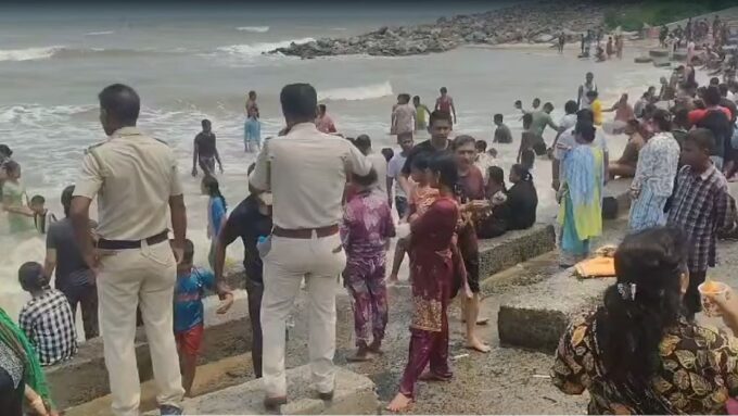 বন্ধুদের সঙ্গে সমুদ্রে স্নান করতে নেমেই বিপত্তি, স্পিডবোট বাজেয়াপ্ত করে তদন্তে পুলিশ
