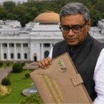 চামড়ার ব্যাগ উধাও, বিধানসভায় চট-মাদুরের দাপট! বাজেটের ফাইল হাতে এ কী চমক দিলেন স্বপন দাশগুপ্ত?