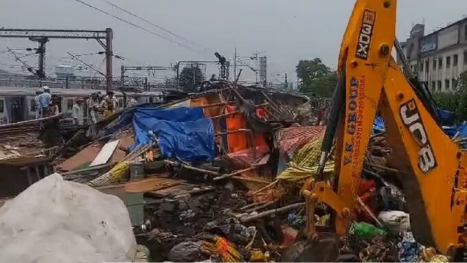 সাতসকালে টিকিয়াপাড়ায় রণক্ষেত্র পরিস্থিতি, বুলডোজার দিয়ে গুঁড়িয়ে দেওয়া হলো ১০০টি ঝুপড়ি-দোকান!