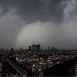 দুপুরেই মেঘে ঢাকল কলকাতার আকাশ! সোম পর্যন্ত উত্তরবঙ্গে জারি ‘লাল সতর্কতা’, দক্ষিণে চরম দুর্যোগের মাঝেও কী থাকবে প্যাচপ্যাচে গরম?