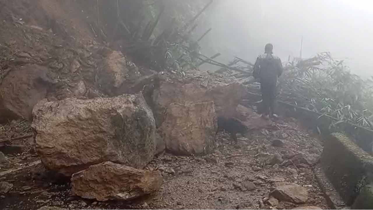 নদীর জল বাড়তেই বিপর্যয়ের আশঙ্কা, পাহাড়ে ধস-ঝুঁকিতে ব্যাহত জনজীবন