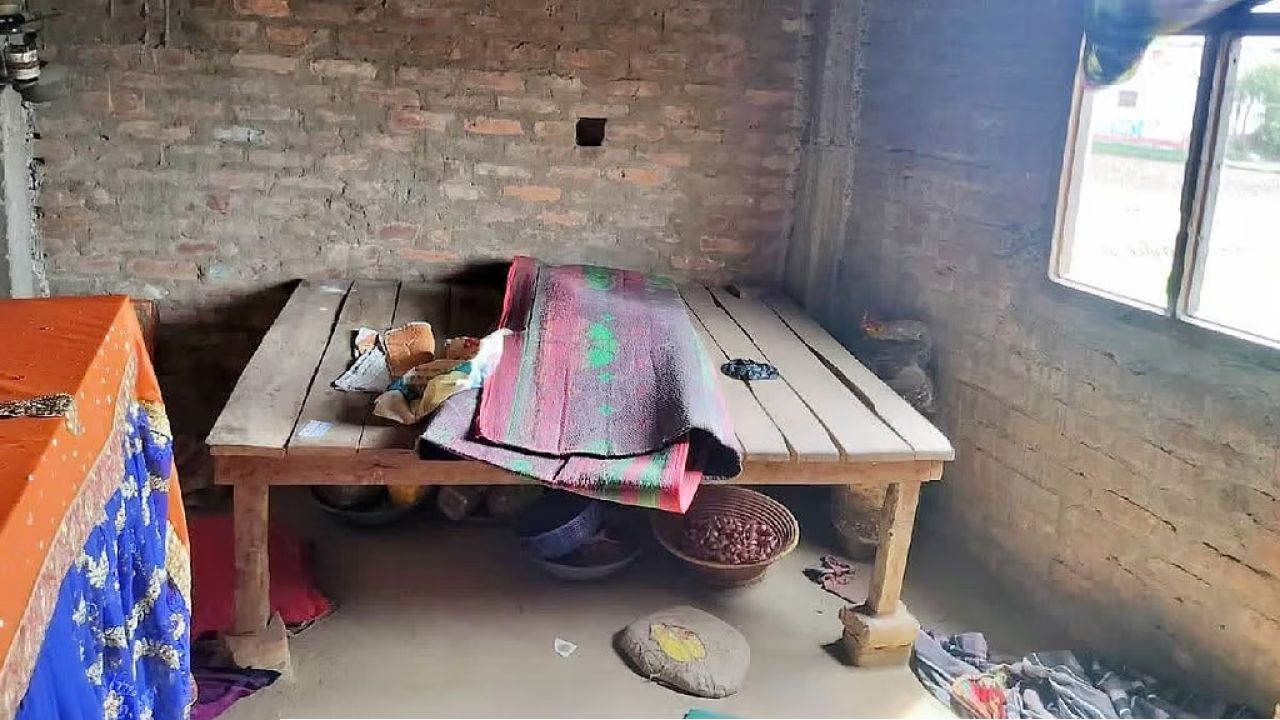 কান্না থামাতে গিয়ে বিভীষিকা! ৬ মাসের মেয়েকে কাস্তে দিয়ে খুনের অভিযোগ মায়ের বিরুদ্ধে