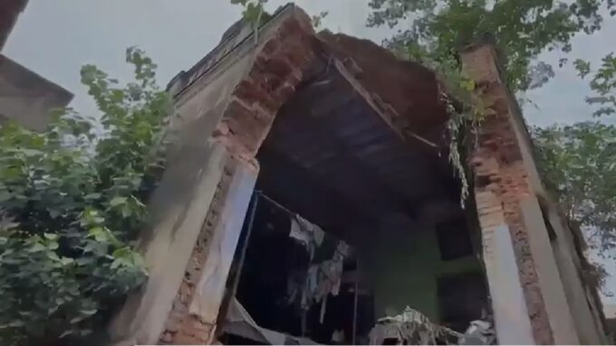 দীর্ঘদিনের অভিযোগ উপেক্ষিত? জোড়াবাগানে ভেঙে পড়ল পুরনো বাড়ি, প্রশ্নে পুরসভা