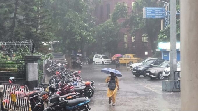 উত্তরে কমবে বৃষ্টি, দক্ষিণে বাড়বে দাপট! সপ্তাহান্তে কলকাতায় ভারী বর্ষণের সতর্কতা