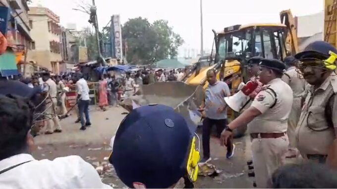 দখলদারির বিরুদ্ধে বড় অভিযান, বুলডোজারে ভাঙা হল শালিমার স্টেশনের অবৈধ নির্মাণ