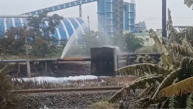 প্রায় ২০ ঘণ্টা পর নিভল হলদিয়া পেট্রোকেমিক্যালসের আগুন, এখনও ব্যাহত ট্রেন পরিষেবা