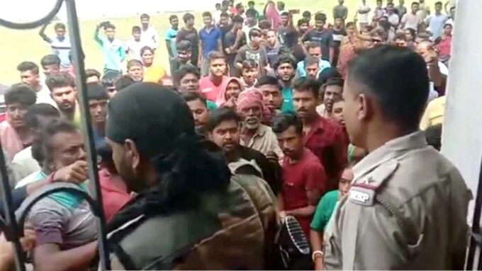 অশালীন আচরণের অভিযোগ ঘিরে শান্তিপুরে তুমুল বিক্ষোভ, স্কুলে ভাঙচুর; তদন্তে পুলিশ