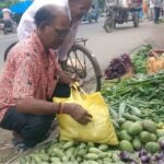 না কনভয়, না নিরাপত্তা! পটল-ঢেঁড়স বাছতে ব্যস্ত কৃষিমন্ত্রীকে দেখে ভিড় জমল বাজারে