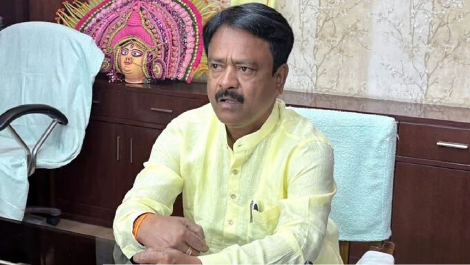 ‘মানুষের খাবার নিয়ে আপস নয়’, এফসিআই গোডাউন পরিদর্শনে কড়া অবস্থান খাদ্যমন্ত্রীর