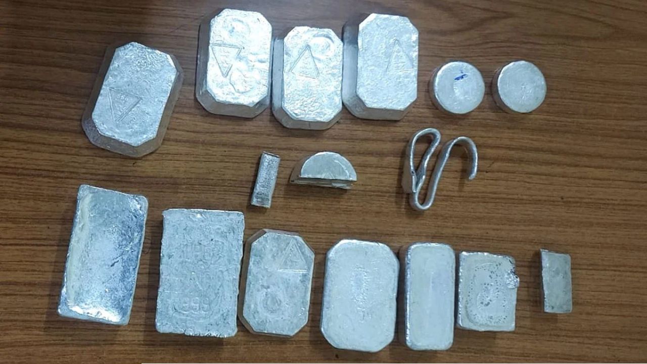 হাওড়া মেট্রোতেই কি চলছিল রুপোর কারবার? সাড়ে ৬ কেজি বার উদ্ধার ঘিরে বাড়ছে ধোঁয়াশা